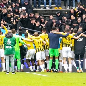 Dem Jubel nach dem Derbysieg konnte die Tribüne im Goffertstadion nicht standhalten.