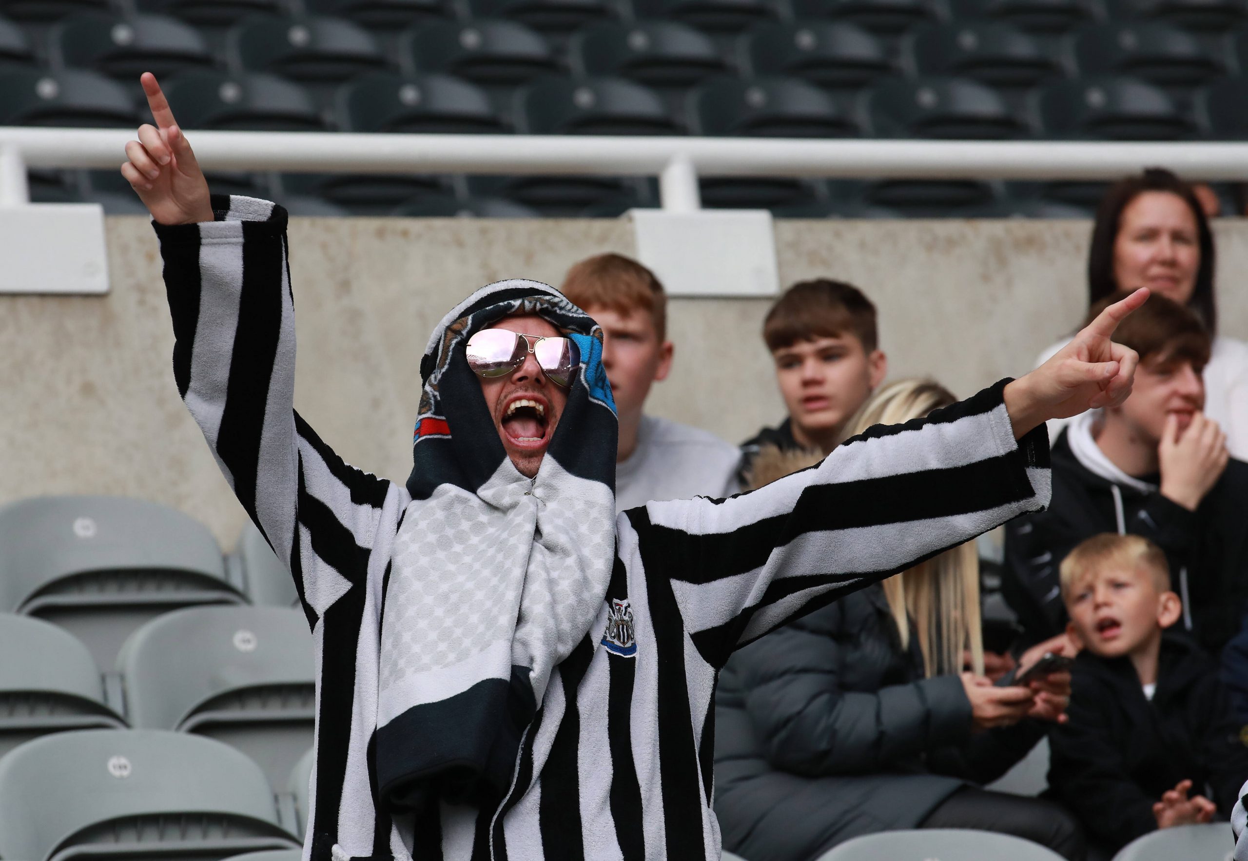 Newcastle-Fan im Scheich-Kostüm
