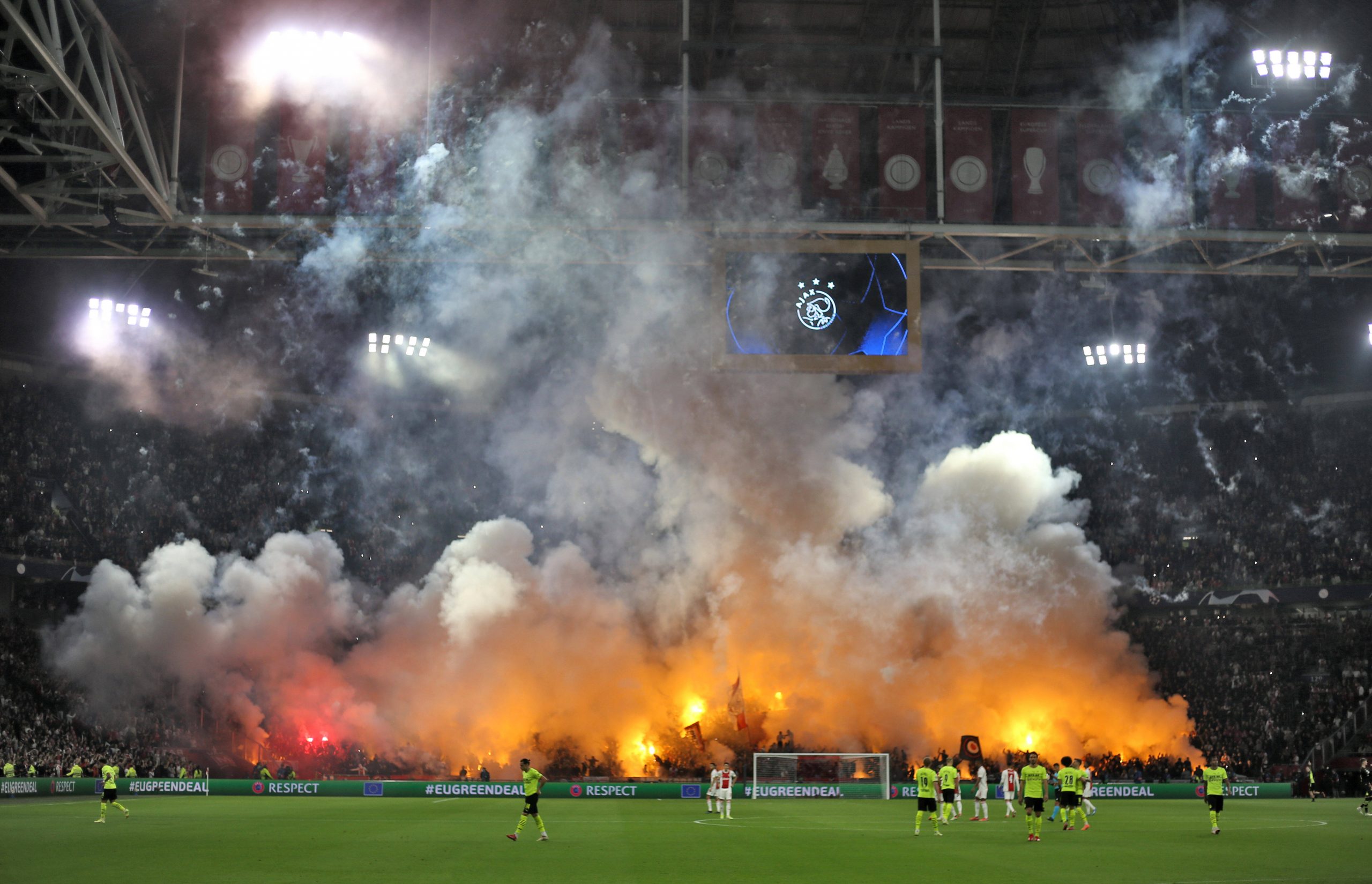 Pyro-Show bei Ajax Amsterdam gegen Borussia Dortmund