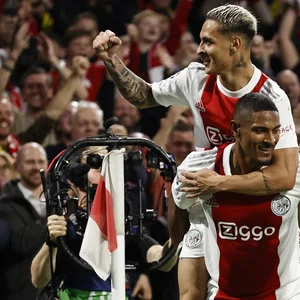 Antony feiert mit Sebastien Haller und Davy Klaassen