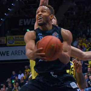 Jaylon Brown zieht zum Korb.