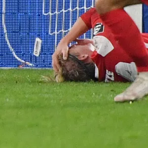 Felix Götze liegt verletzt am Boden