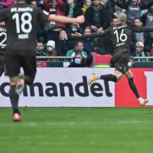 Simon Makienok jubelt in Bremen