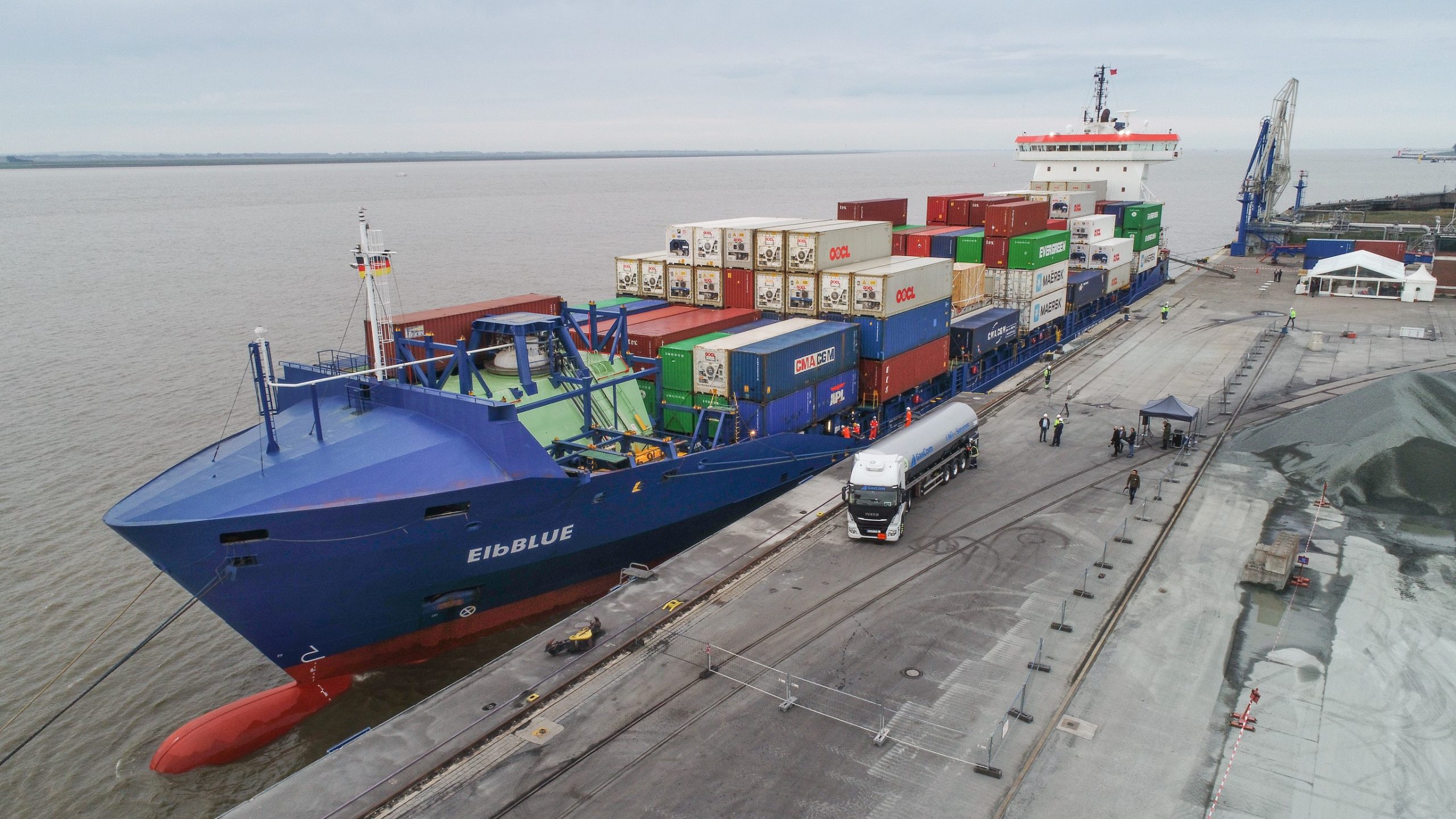Containerschiff "ElbBLUE" wird mit synthetischem Kraftstoff betankt