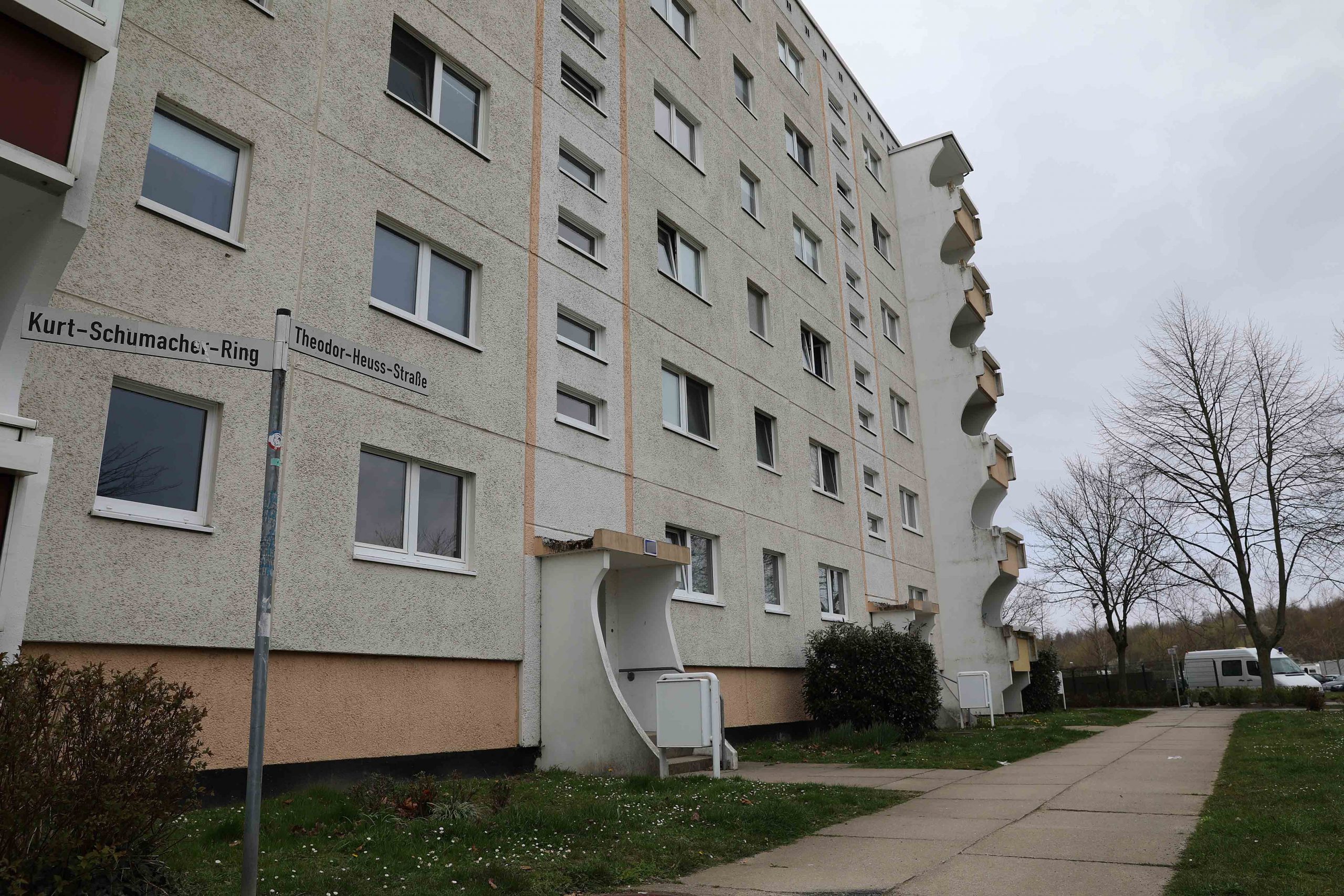 Der Täter drang in die Wohnung des 34-Jährigen in Dierkow ein und griff ihn mit Spaten und Schraubendreher an.