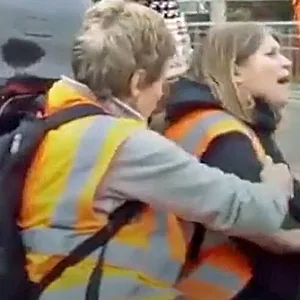 SUV rammt Klimaaktivisten