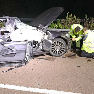 Dekra-Experten am Unfallort bei Rostock.