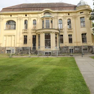 Die historische Villa Baltic von 1910 wurde während der DDR-Zeit bis 1990 als Erholungsheim des Gewerkschaftsbundes FDGB genutzt, seitdem ist sie dem Verfall preisgegeben.