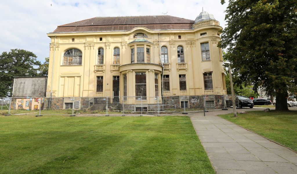 Die historische Villa Baltic von 1910 wurde während der DDR-Zeit bis 1990 als Erholungsheim des Gewerkschaftsbundes FDGB genutzt, seitdem ist sie dem Verfall preisgegeben.