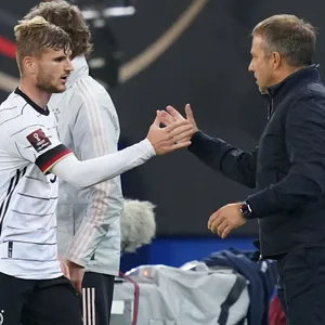 Timo Werner (l.) und Bundestrainer Hansi Flick