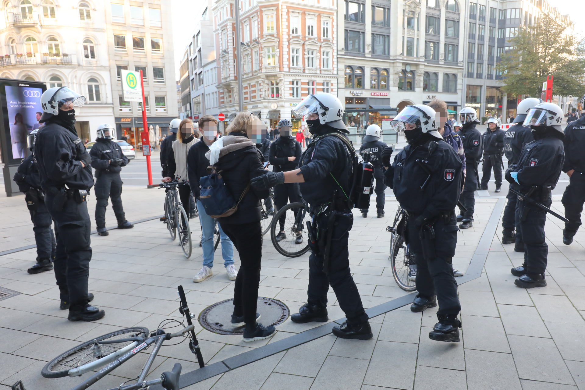 Die Demonstration gegen Corona-Maßnahmen wurde von Gegendemonstranten unter anderem mit Fahrrädern gestört.