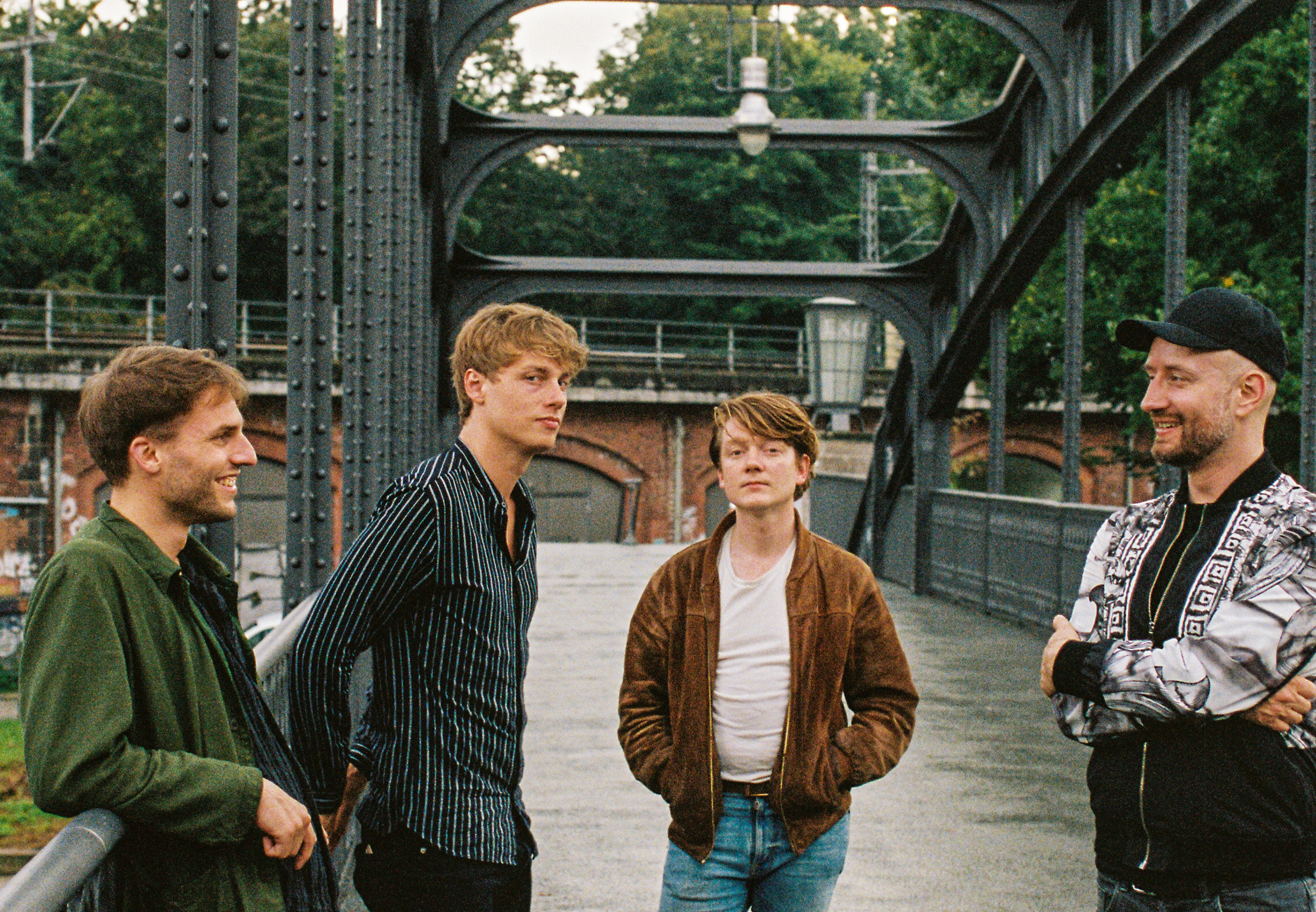 Die Band Trümmer steht auf einer Brücke.