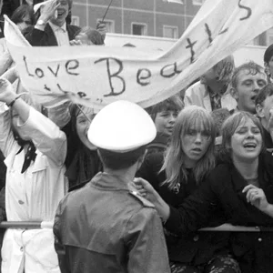 Beatles-Fans am Hamburger Flughafen