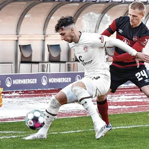 FC St. Paulis Leart Paqarada und Nürnbergs Mats Möller Daehli