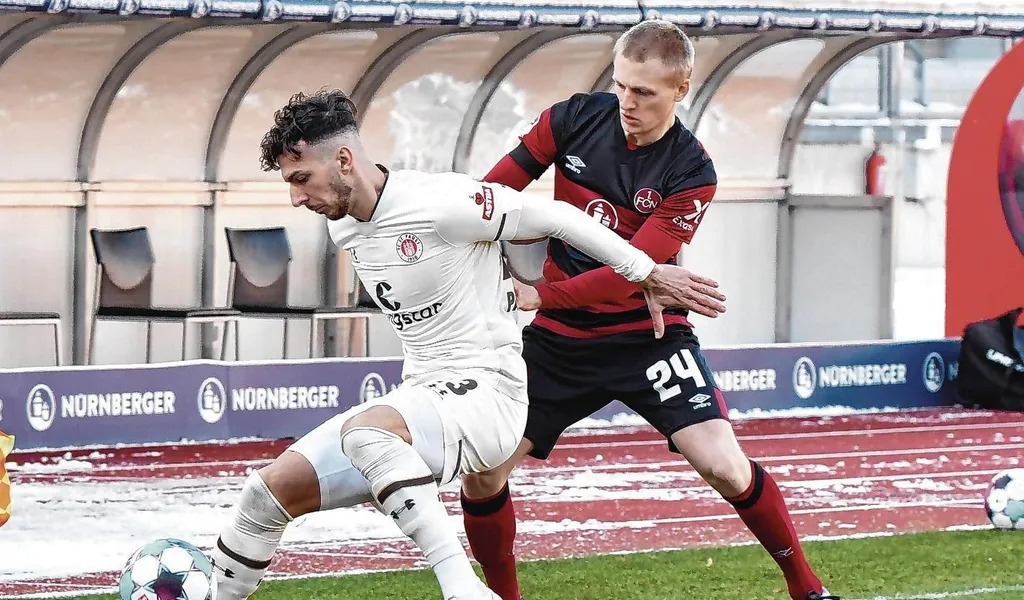 FC St. Paulis Leart Paqarada und Nürnbergs Mats Möller Daehli