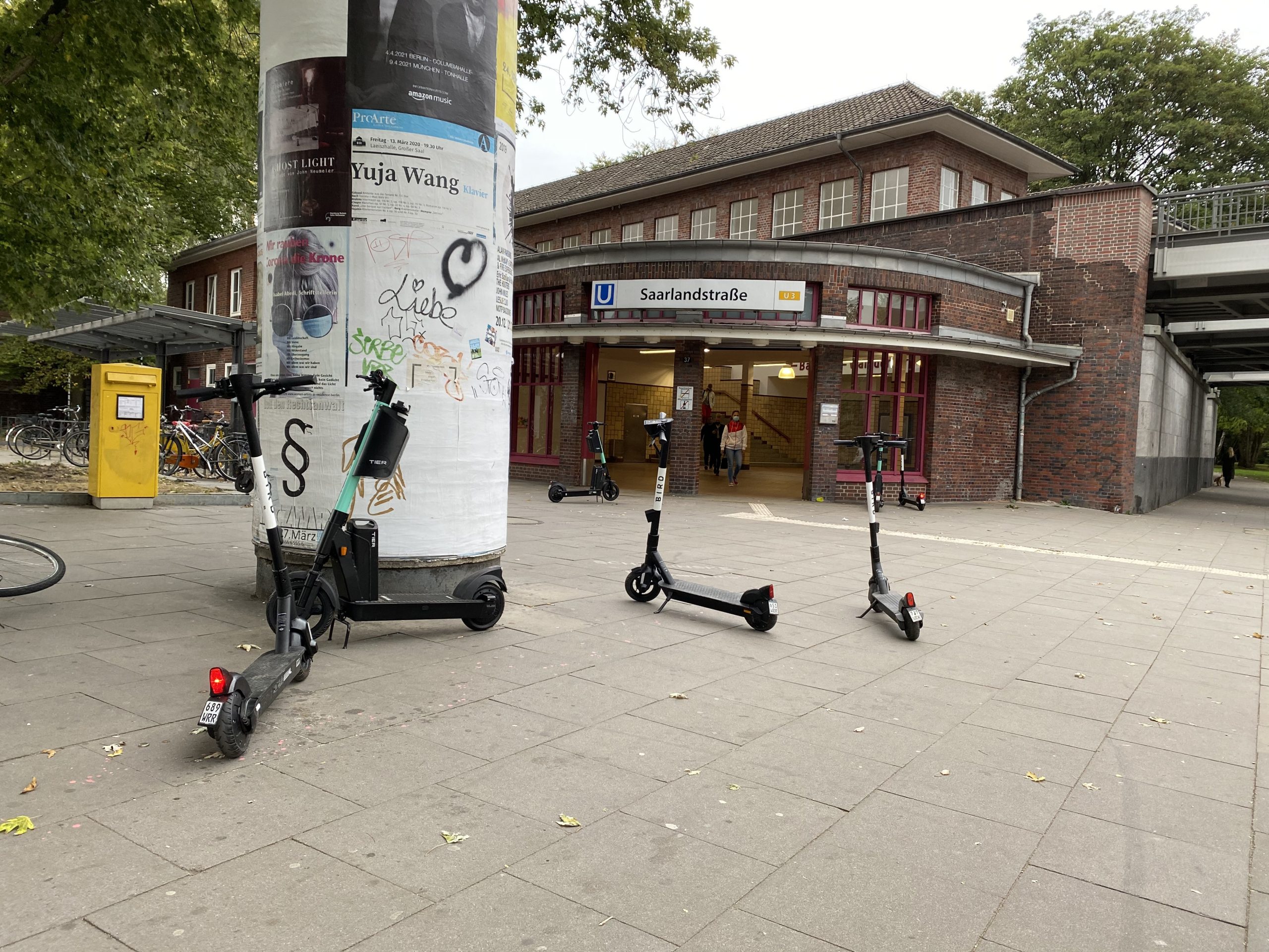 Die E-Scooter werden von den Nutzern einfach an Ort und Stelle abgestellt. Hier am U-Bahnhof Saarlandstraße.