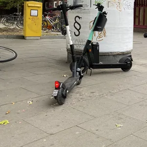 Die E-Scooter werden von den Nutzern einfach an Ort und Stelle abgestellt. Hier am U-Bahnhof Saarlandstraße.