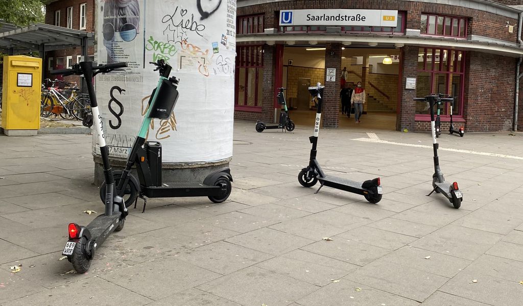 Die E-Scooter werden von den Nutzern einfach an Ort und Stelle abgestellt. Hier am U-Bahnhof Saarlandstraße.