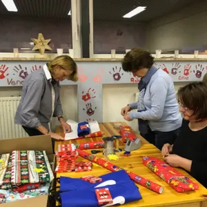 Ehrenamtliche Mitarbeiter von Glücksstern e.V. verpackten in der Vergangenheit Weihnachtspäckchen für Kinder, die sonst keine Geschenke bekommen hätten.