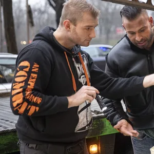 Patrick Behrendt (l.), damals noch im Einsatz bei der Kontrollgruppe Autoposer, inspiziert den Lamborgini von Tim Wiese (r.). (Archivfoto)