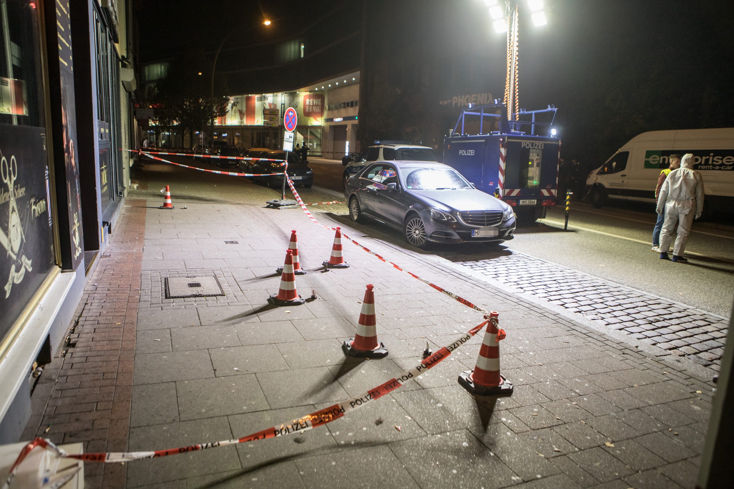 Gespenstische Szene im Hamburger Phoenix-Viertel: Polizisten haben einen Tatort abgesperrt (Archivbild).