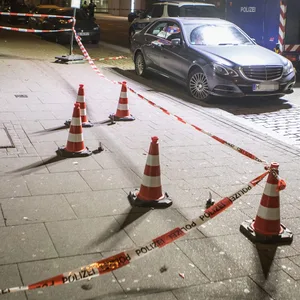 Gespenstische Szene im Hamburger Phoenix-Viertel: Polizisten haben einen Tatort abgesperrt (Archivbild).