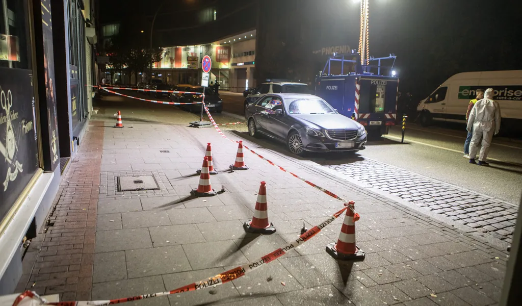 Gespenstische Szene im Hamburger Phoenix-Viertel: Polizisten haben einen Tatort abgesperrt (Archivbild).