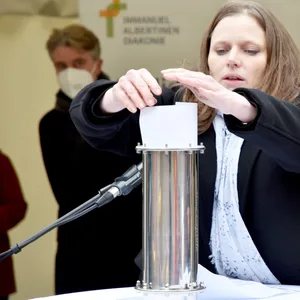 Sozialsenatorin Dr. Melanie Leonhard (SPD) bei der Befüllung einer Zeitkapsel