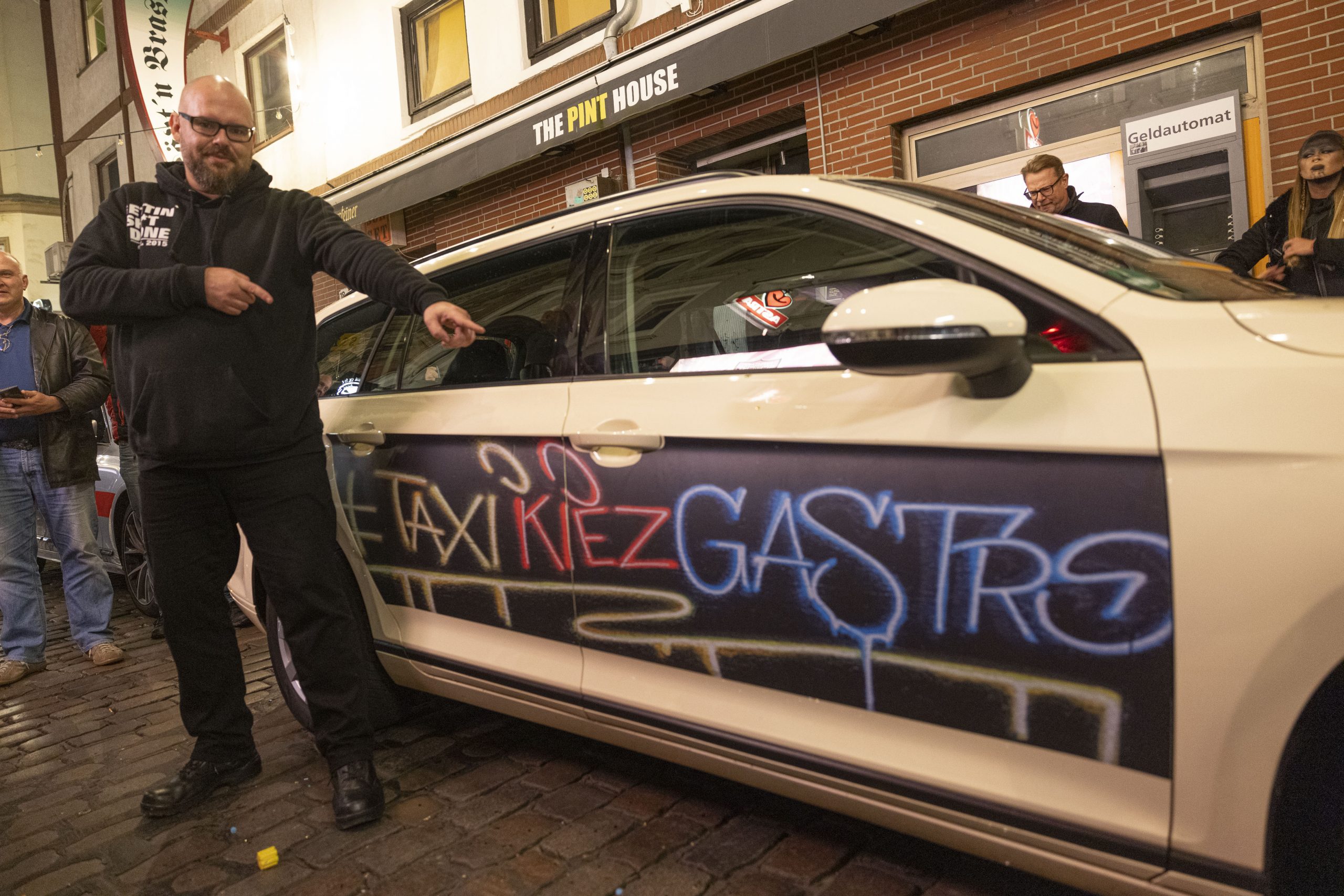 Henrik Moss bei der letzten Taxi-Demo. Die Pandemie hat die Kiez-Akteure enger zusammengeschweißt.