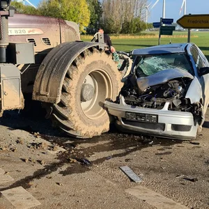 Ein Trecker und ein Kleinwagen sind zerstört, daneben steht ein Mann