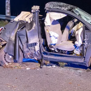 Der durch den Unfall und die Feuerwehr-Arbeiten verformte Fiat.