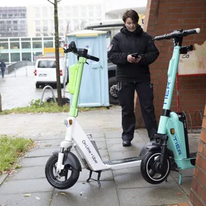 Nicole Bier (46) notiert sich den falsch geparkten E-Scooter.