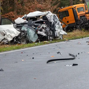 Unfall mit LKW und PKW zwischen Welle und Wintermoor bei Hamburg