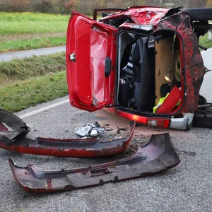 Ein schwerer Verkehrsunfall mit drei Verletzten hat sich am Dienstagnachmittag im Kreis Rendsburg- Eckernförde ereignet.