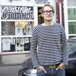 Bernd Muss steht vor seinem Tattoo-Studio „Freestyle Tattoo“ in der Wextrasse in Neustadt.