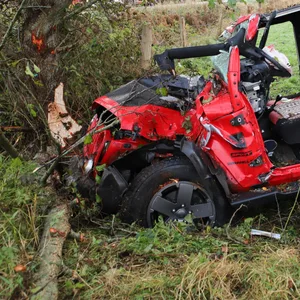 Die schwer verletzte Fahrerin wurde von der Feuerwehr aus dem Wrack befreit.
