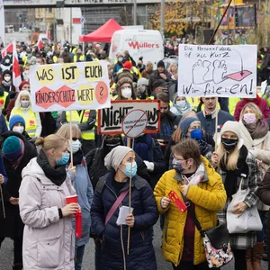 "Die Personaldecke ist zu kurz! Wir frieren!" - Mit Phrasen wie dieser kämpfen hunderte Mitarbeiter:innen des öffentlichen Dienstes für mehr Lohn.