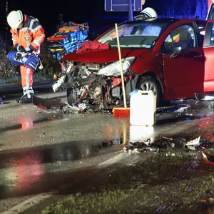 Die zerstörte Front eines roten Autos