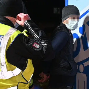Die Polizei nimmt bei der Kontrolle einen Mann fest.