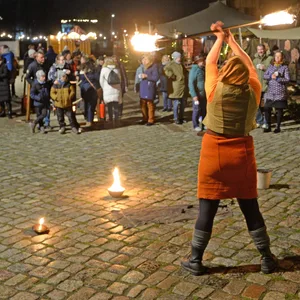 Feuerkünstler auf dem maritimen Weihnachtsmarkt im Harburger Binnenhafen.