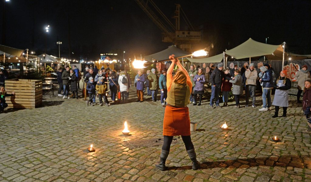 Feuerkünstler auf dem maritimen Weihnachtsmarkt im Harburger Binnenhafen.