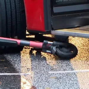 Polizisten schauen sich den E-Scooter genauer an.