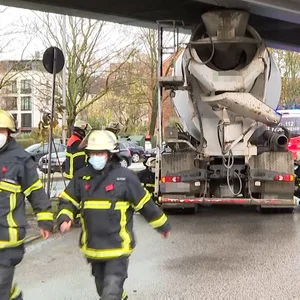 Betonmischer unter Brücke