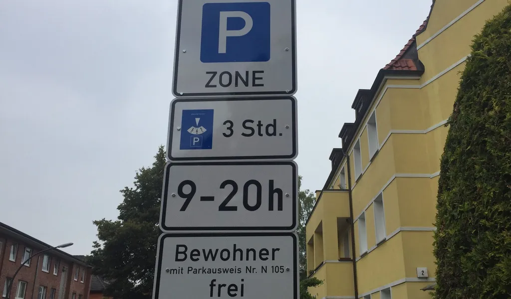 In Hamburg gibt es immer mehr Anwohnerparkzonen (Symbolfoto).
