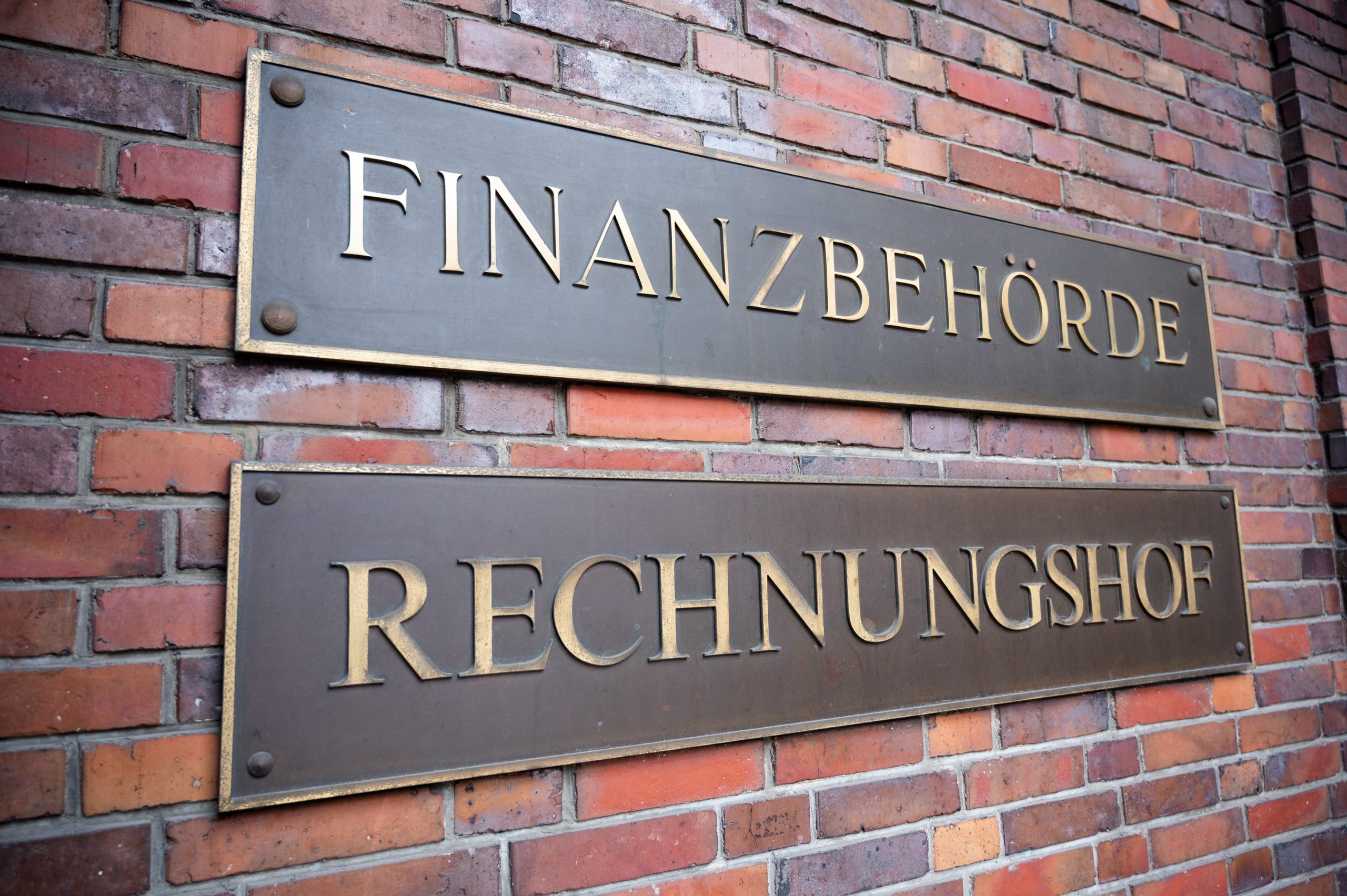 Die Schriftzüge „Finanzbehörde“ und „Rechnungshof“, sind am Gebäude des Rechnungshofes und der Finanzbehörde der Freien und Hansestadt Hamburg zu sehen.