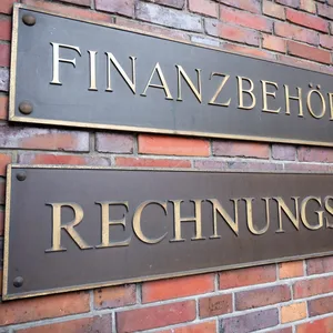 Die Schriftzüge „Finanzbehörde“ und „Rechnungshof“, sind am Gebäude des Rechnungshofes und der Finanzbehörde der Freien und Hansestadt Hamburg zu sehen.