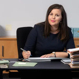 Hamburgs Justizsenatorin Anna Gallina sitzt in ihrem Büro