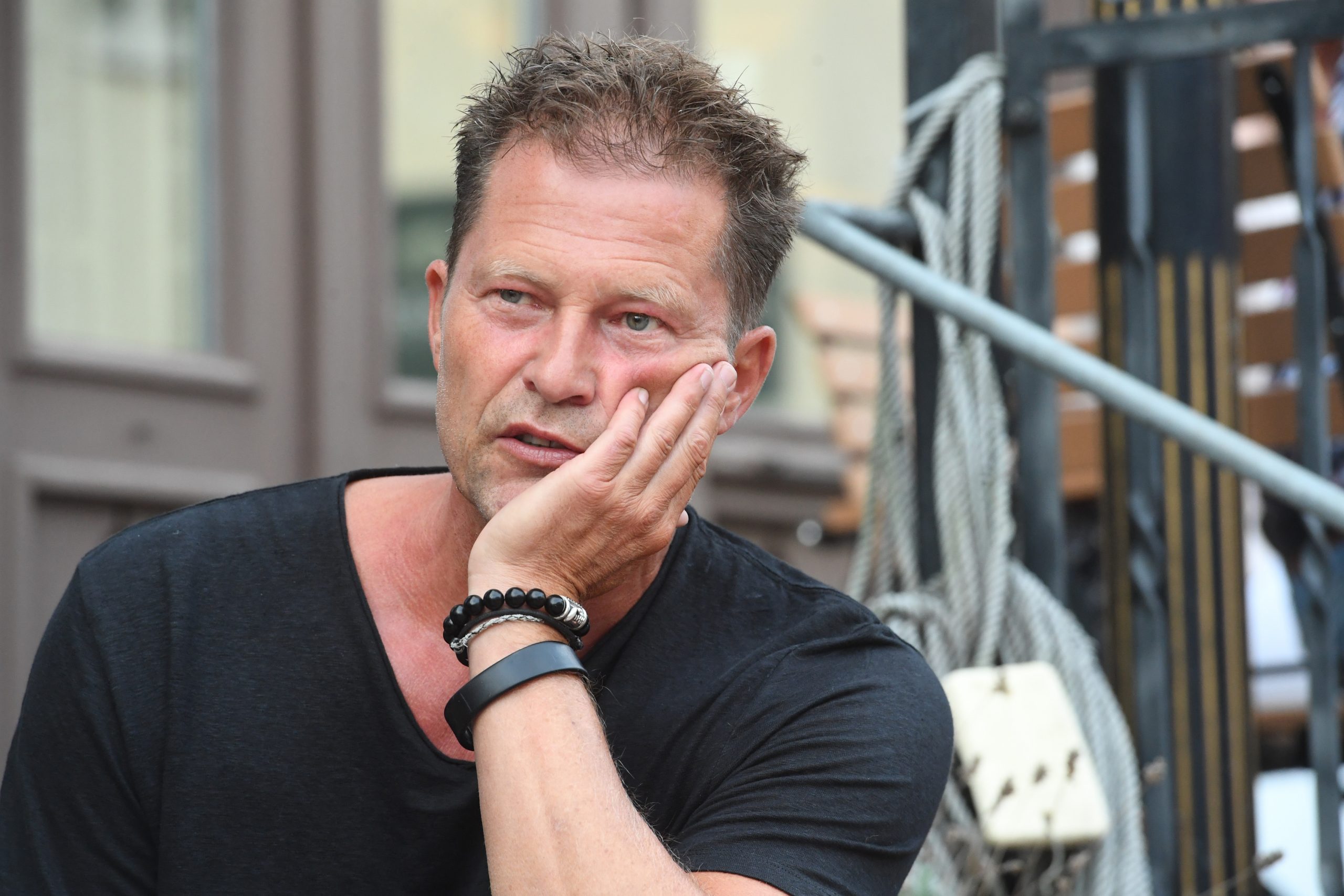 Til Schweiger, Schauspieler und Filmproduzent, sitzt vor dem Restaurant „Fischpavillon“.