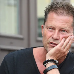 Til Schweiger, Schauspieler und Filmproduzent, sitzt vor dem Restaurant „Fischpavillon“.