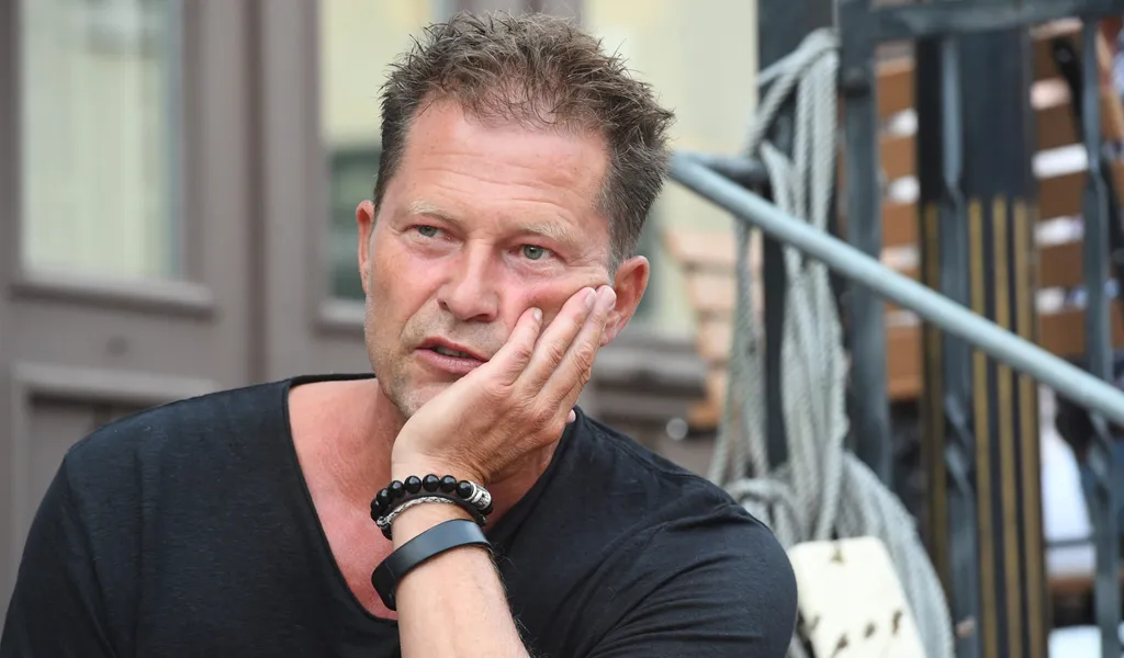 Til Schweiger, Schauspieler und Filmproduzent, sitzt vor dem Restaurant „Fischpavillon“.